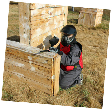 Paintball enfant en jeu qui vise